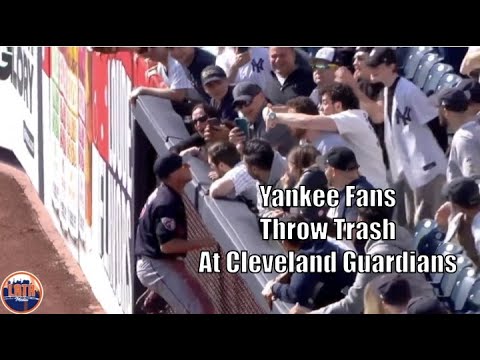 ヤンキーファンがクリーブランド・ガーディアンズのマイルズ・ストローにゴミを投げる