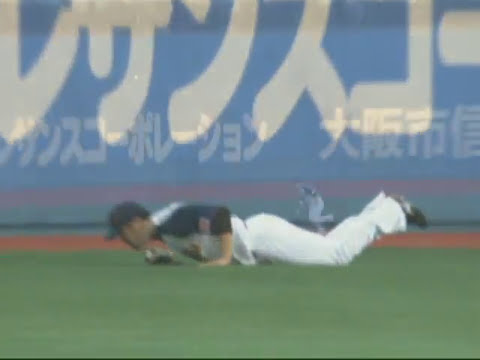 【かなりの衝撃的好守】T-岡田が横っ跳びで有り得ない距離の捕球