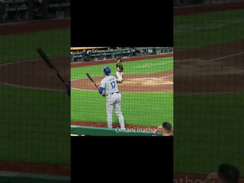 ドジャース・大谷翔平選手のシングルヒットのシーンにファンサービスのお姉さんたちが映っていた。パイレーツの球場。空気砲でファンにTシャツを配っています。