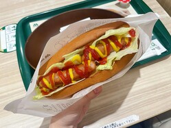 モスバーガーに″シャウエッセン″のホットドッグあるのヤバい...。ドリンク付きでワンコイン以下はコスパも最高。【朝限定】