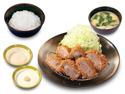 「ラムかつ定食」（税込 1290円）