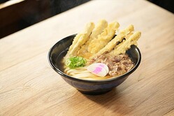 「資さんうどん」人気No．1の「肉ごぼ天うどん」