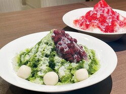 「まさかのサイズでびっくり」デニーズの″大皿ビッグかき氷″がコスパ最強と話題。《食べてみた》