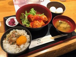 【浜松町】たった″650円″で「メイン＋ご飯・生卵・温泉卵・味噌汁食べ放題付き」。...このランチ、コスパ最強すぎるって。《編集部レポ》