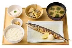 「【揚げ出し茄子小鉢付】さんまの塩焼定食」（税込 960円）