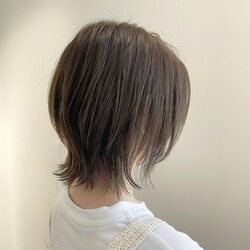 「若い子の髪型」と思っている人へ！ 大人が似合う【ウルフカット】で小顔見え♡