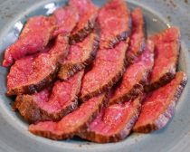 (5)肉を切る。ホイルを開き、まな板の上で肉を好みの厚さに切って皿に並べていく