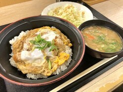 【かつや】″ワンコイン″でカツ丼モーニング。全国16店舗限定のレア朝食がお得すぎる...。《編集部レポ》