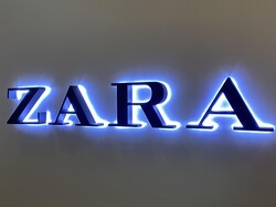 パッと持つだけで垢抜け！【ZARA】40・50代に映える♡「ボルドー色バッグ」