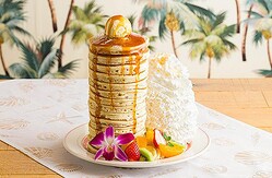 【Eggs ′n Things】15枚も重ねたパンケーキはインパクト抜群。15周年アニバーサリーパンケーキは31日まで。