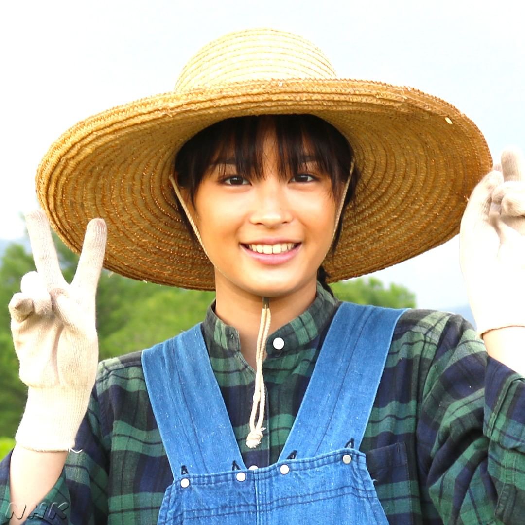 Nhk Natsuzora なつぞら ヒロイン 奥原なつは酪農が大好きな女の子 オーバーオールとチェックのシャツに麦わら帽子が基本スタイル 朝ドラ なつぞら 広瀬すず 北海道ロケオフ Media Wacoca Japan People Life Style