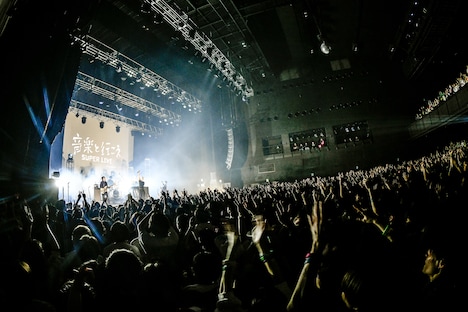 「音楽と行こう SUPER LIVE Presented by au」DAY2の様子。（Photo by AZUSA TAKADA）