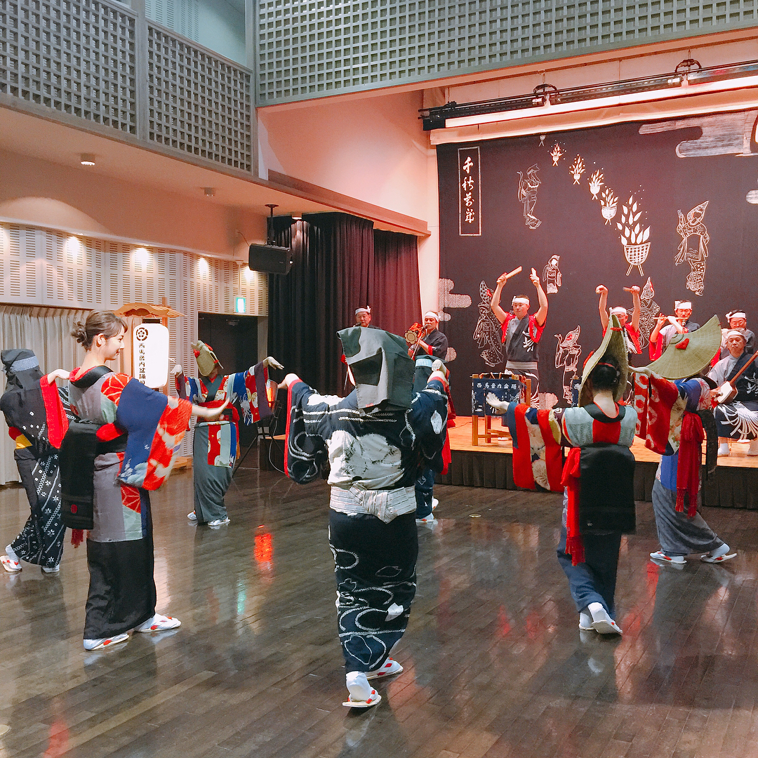 佐々木希 体験 日本三大盆踊りの一つ西馬音内の盆踊り 秋田県羽後町に古くから続く盆踊りです 手の振り 足さばきがとても優雅で 綺麗 うっとり ですが いざ見よう見まね Wacoca Japan People Life Style