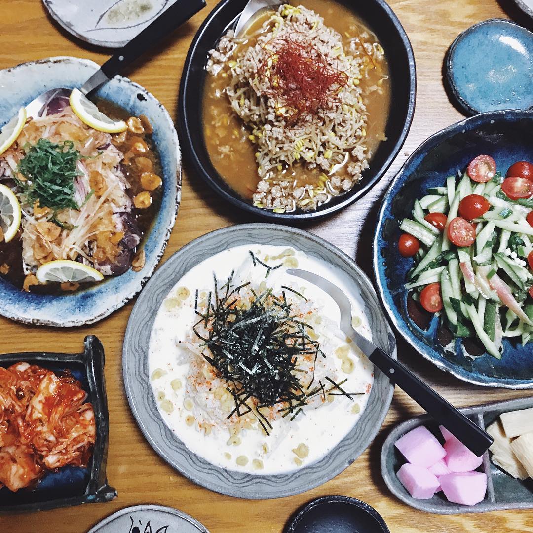 今井華 お皿は 全部 みかも焼き陶器 はご飯が 映えるからすき 今井家の食卓 華ずキッチン 鰹のタタキ 肉味噌ナムル 大根と帆立のにんにくマヨサラダ オク Wacoca Japan People Life Style