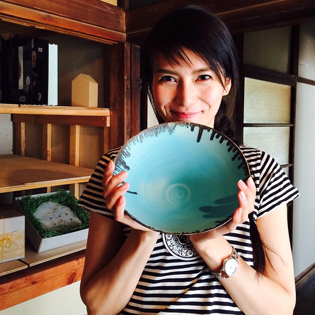 柴咲コウ 陶芸家 林彩子ちゃんの個展で 水色の器を購入しました 柔らかい水色がとても可愛い Athomeworks Wacoca Japan People Life Style