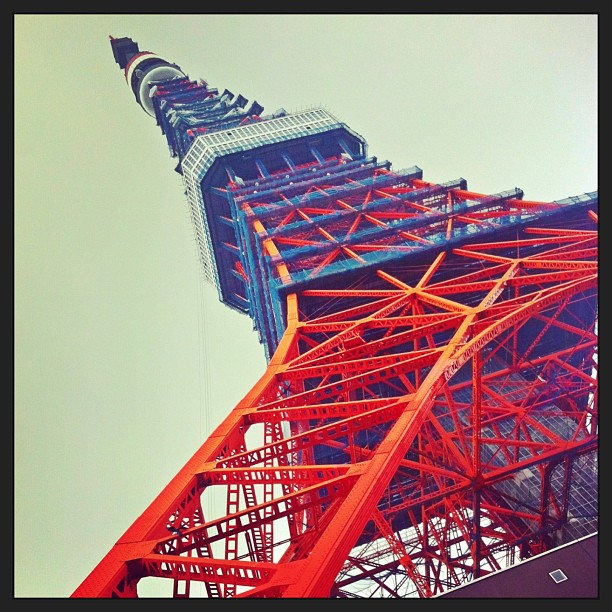 蛯原友里 曇り空にドラえもん生誕80周年バージョンの東京タワー ドラえもん 東京タワー Wacoca