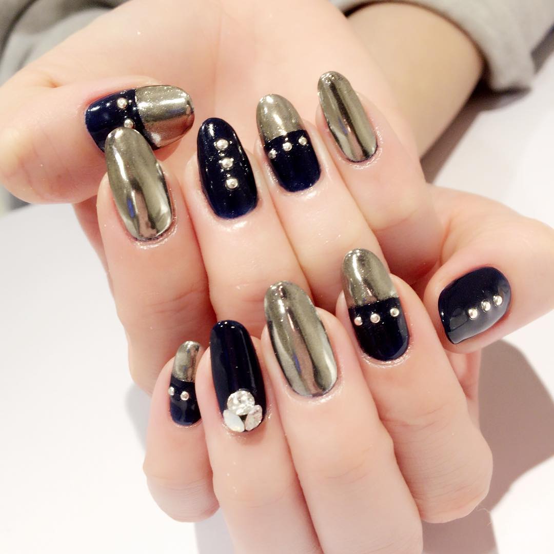 村田莉 新しいネイルも可愛すぎて Deicy Nail New Mirrornail Navy Bicolor ミラーネイル Wacoca Japan People Life Style