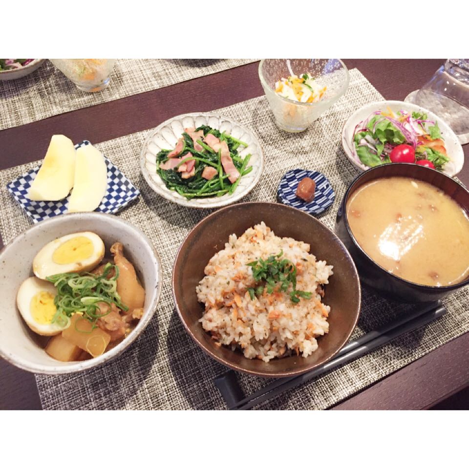 丸高愛実 いつの日かのごはん 鮭と大葉の炊き込みご飯 なめこ汁 手羽先と大根と卵の煮物 ほうれん草とベーコンのソテー 大根ときゅうりと人参の酢の物 サラ Wacoca