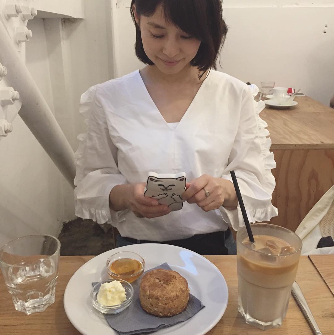 石田ゆり子 フリフリのついた白いブラウスを着て 世にも美味しいスコーンを食べた ちょっと照れるわ Buik Wacoca Japan People Life Style