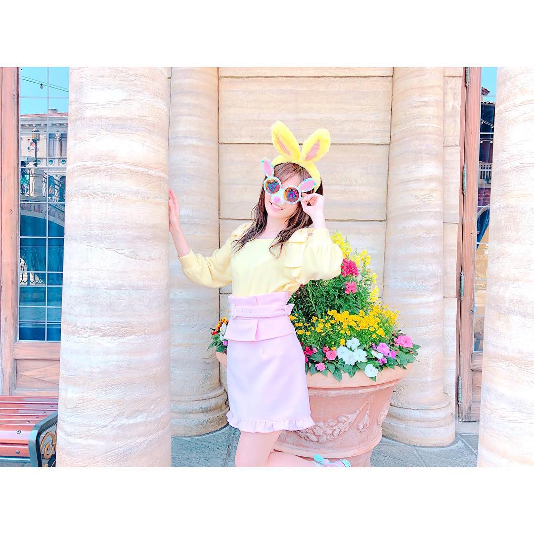 込山榛香 黄色のうさ耳を付けたかったから 洋服も合わせたよ Headband Disney Sunglasses Disney Tops Earthmus Wacoca Japan People Life Style