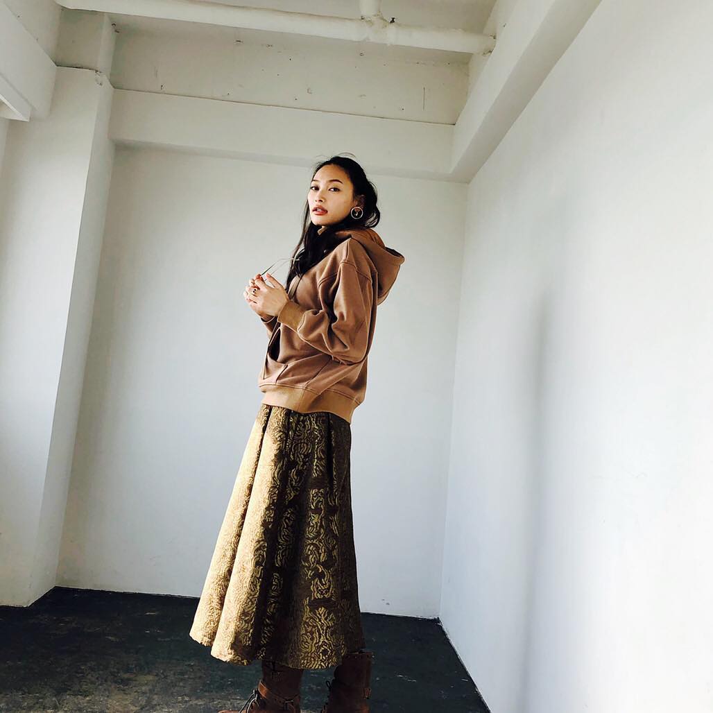 大政絢 今日の絢服 Brownも目に入る今年の冬 このスカートは 先週の初耳学の衣装で一目惚れしました Yuichitoyama Parka Intimite Wacoca Japan People Life Style