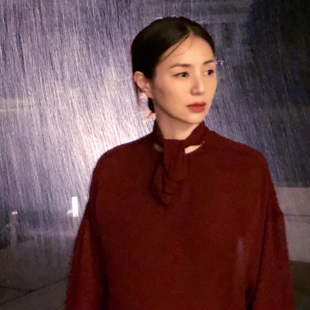 井川遥 降り頻る雨の中 夜間の撮影 東京国立博物館にて 心が躍る こんな撮影はしあわせ ドレスアップして時には出掛けなきゃ 女ですもの Wacoca Japan People Life Style