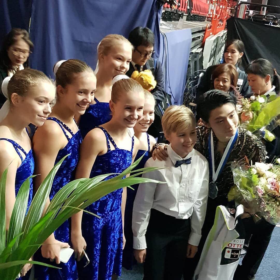 羽生結弦 Repost From Pvickholm フラワーガール ボーイの子たちと So Cute 羽生結弦 Yuzuruhanyu Figureskat Wacoca Japan People Life Style