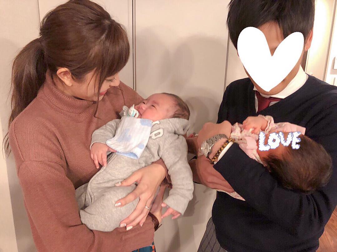 菊地亜美 加奈子と愛実の子供抱っこして パパママ気分笑 可愛い 癒される 仲良い大阪familyが 子供が産まれてさらに賑やかになった ライラップ が子供抱い Wacoca Japan People Life Style