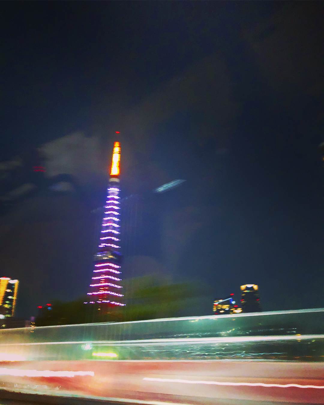 神崎恵 昨晩の東京タワー ピンクとパープルが混ざったような なんともかわいい色でした 東京タワー １８日のブルーも綺麗だった Wacoca