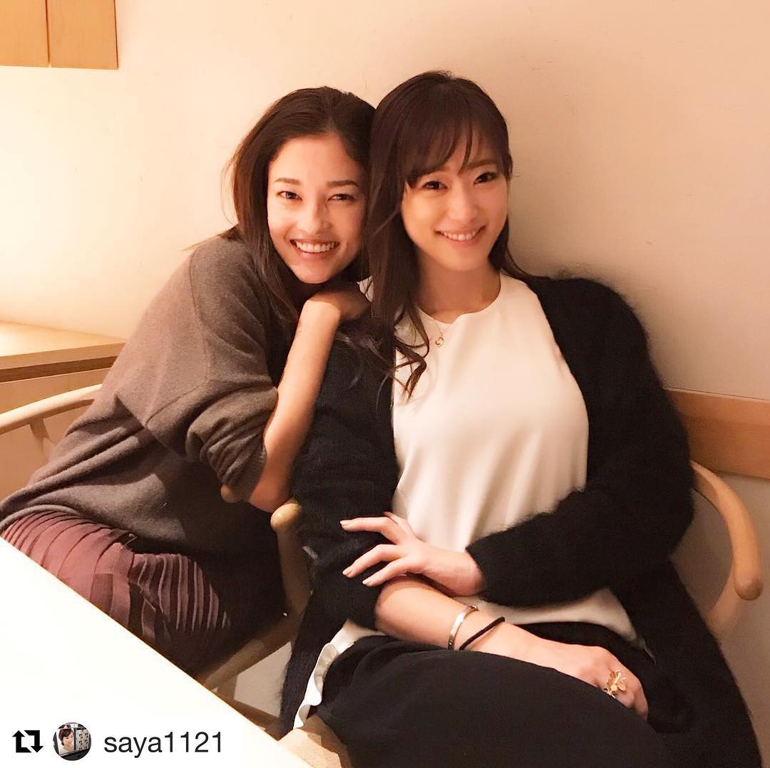 黒木メイサ Repost Saya1121 いつもの如く しゃべって 笑って 美味しいご飯って 本当に最高の時間 恒例の写真タイムは 顔がどうやったら自然に小さ Wacoca Japan People Life Style