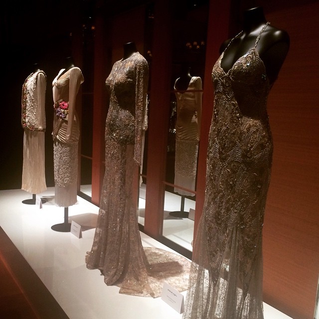 Harpersbazaarjapan エマニュエル ウンガロのメゾン創立50周年記念パーティーには ウンガロ氏のアーカイブのドレスが多数展示 オートクチュールハウスの実力が伝わります Emanue Wacoca