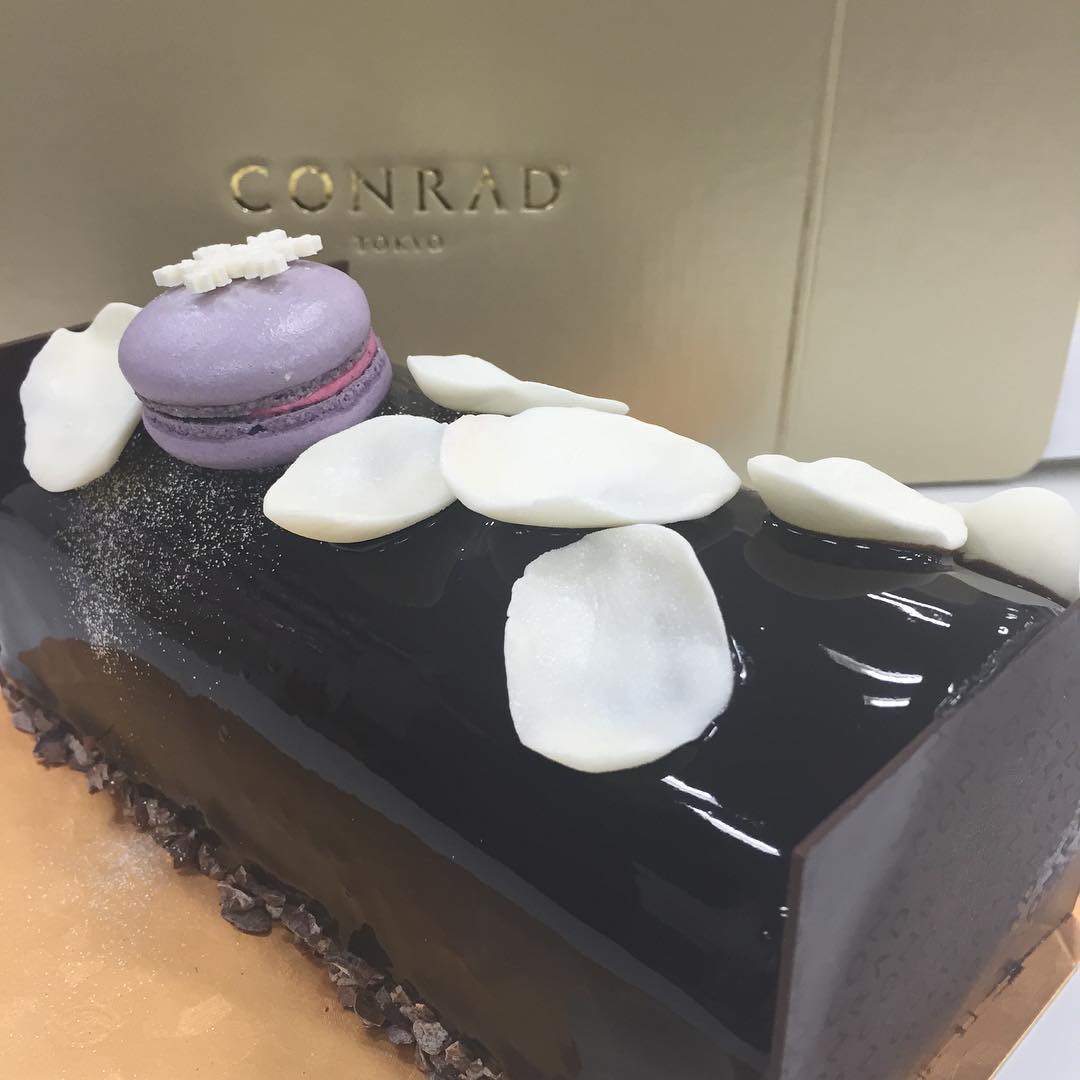 25ans コンラッド東京 の クリスマスケーキ は なんともシック 濃厚なチョコレートの香りに胸キュン Conrad 本日のおやつ 編集g子 Wacoca Japan People Life Style