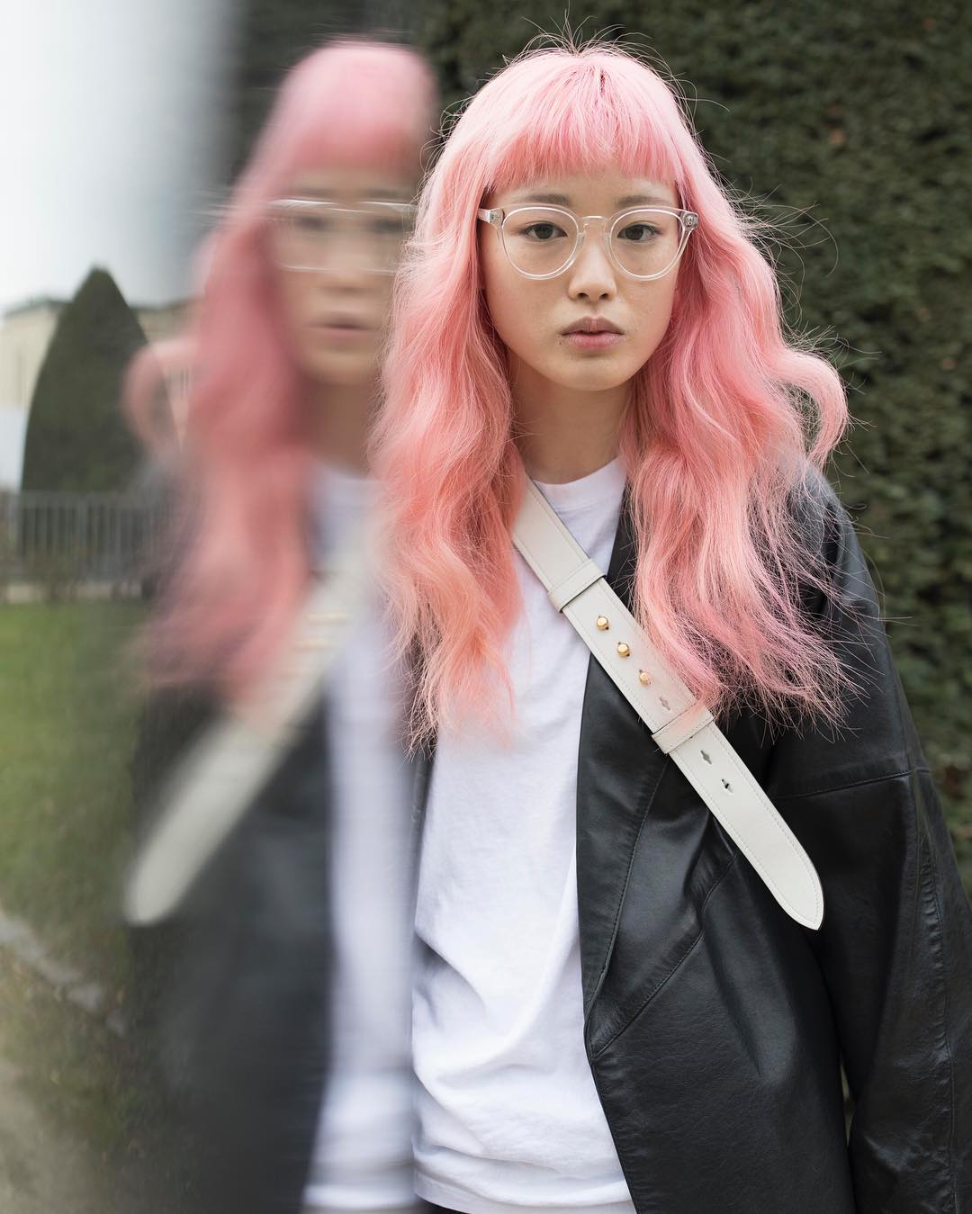 Voguejapan ピンクヘアがトレンドマークのモデル フェルナンダ リーもパリコレ中は移動に大忙し The Bubble Gum Pink Haired Model Waruk Wacoca Japan People Life Style