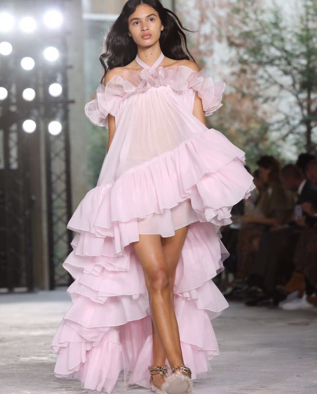 Voguejapan フリルをふんだんに使ったgiambattista Valliは ロマンティックなムード全開のコレクションを展開 Giambattistavalliparis Wacoca Japan People Life Style