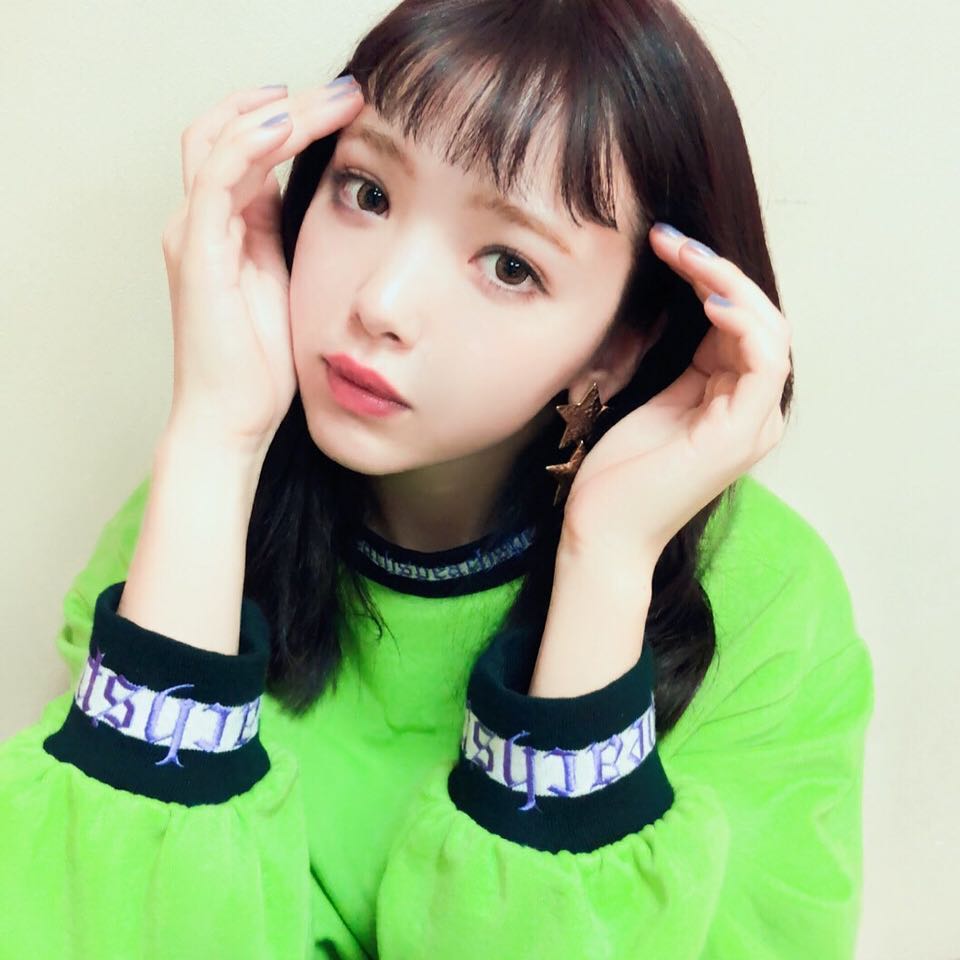 Vivi Viviの企画で ニコルがヘアスタイルをちぇーんじ 前髪を眉毛に合わせてカット 巻くといい感じにオン眉になるんです 髪色はピンク系のブラウン かわいいでしょー Wacoca Japan People Life Style