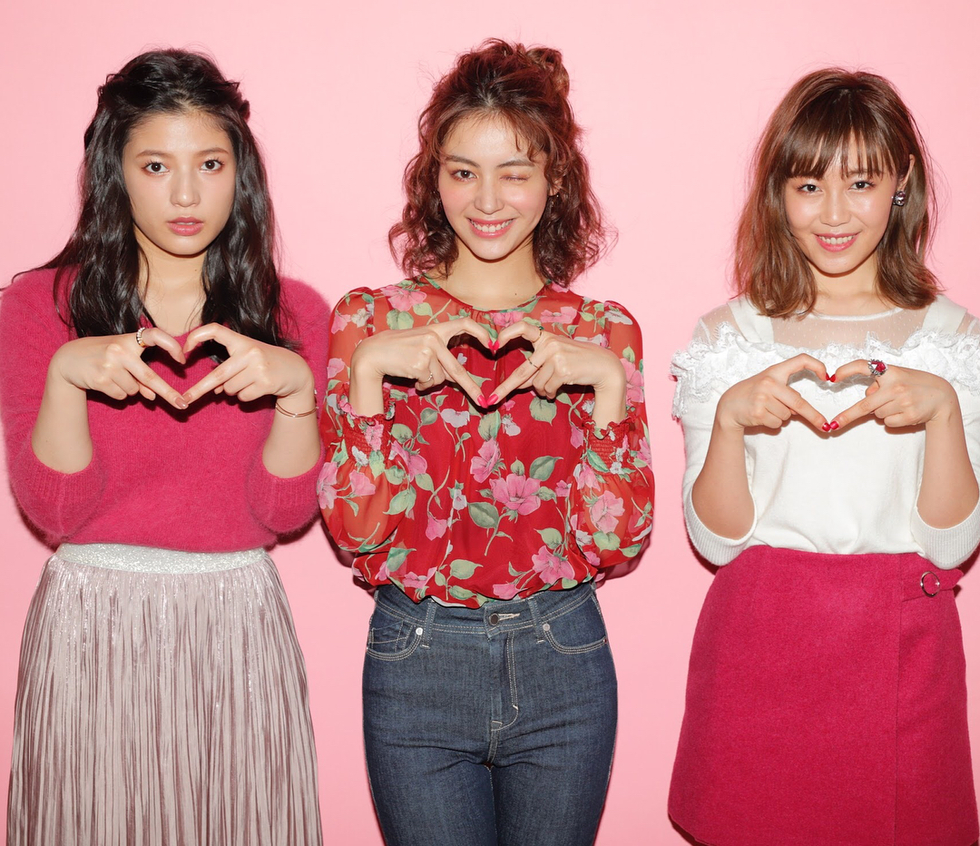 Cancam 2月号は E Girls O型会のかわいすぎるポージングも見どころです 3人の仲の良さが写真から溢れてます Egirls O型会 楓 鷲尾伶菜 石井 Wacoca Japan People Life Style