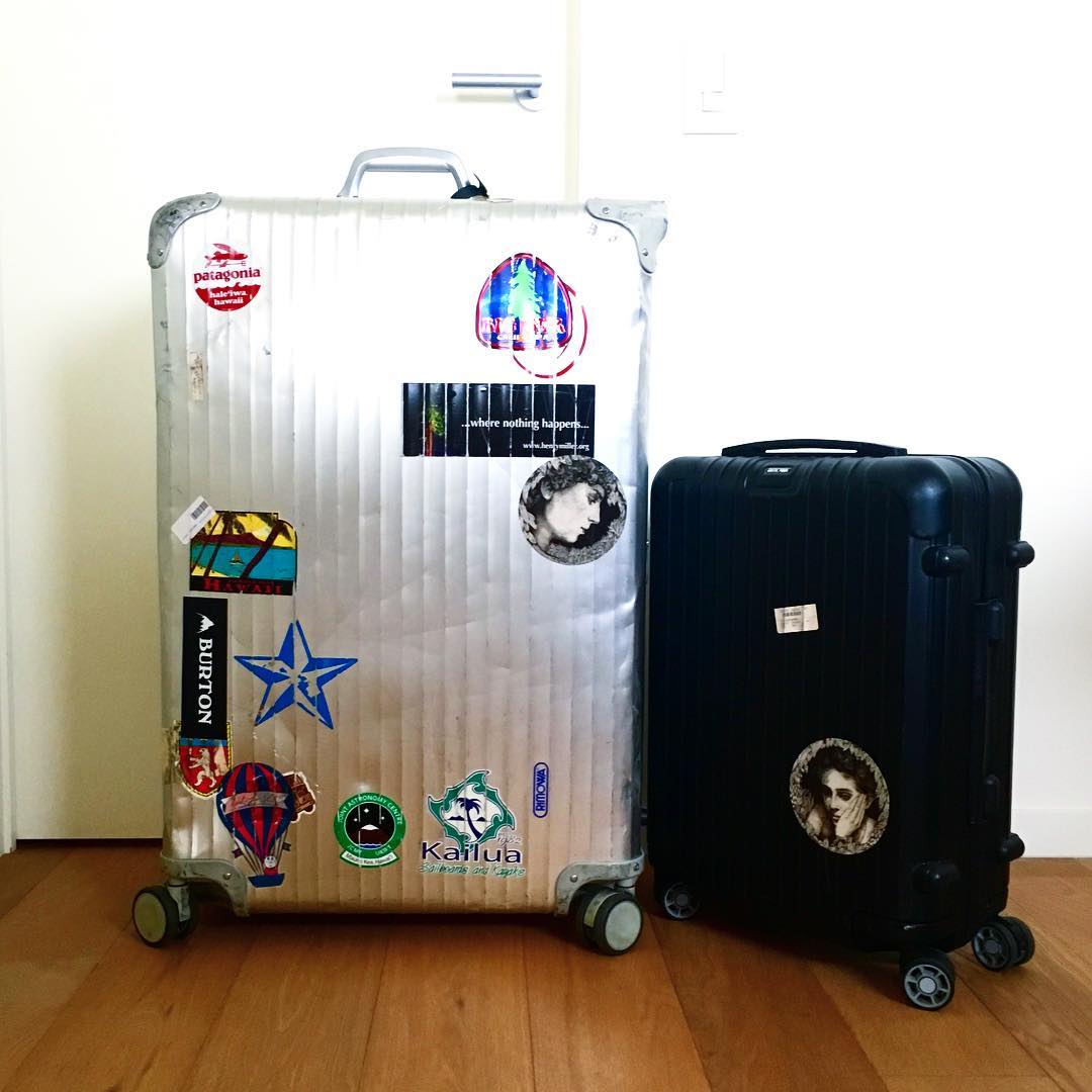 Spurmagazine 紹介します 左がオリヴァーで 右がエリオです 今月号のスペシャルステッカーをきっかけに スーツケースに名前を付けることににしました 海外出張時の定番は Wacoca Japan People Life Style