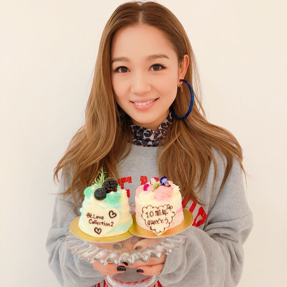 Vivi デビュー10周年 本日ベストアルバム発売の 西野カナちゃんを取材したよ カナちゃんに 恋のお悩み相談にも 答えてもらったのでぜひチェックしてね 手に持ってるケ Wacoca Japan People Life Style