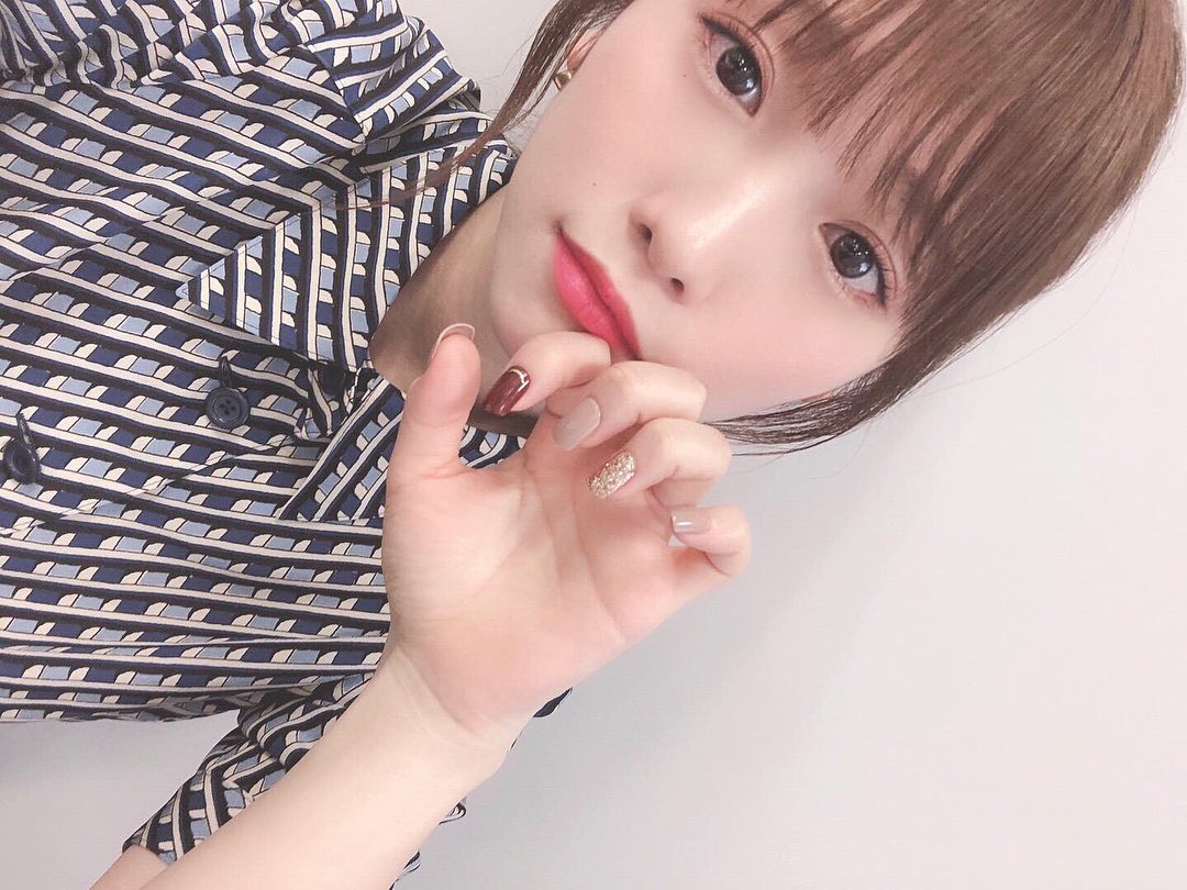 川栄李奈 爪はネイルチップ 髪はpluieのヘアピアス 可愛くてお気に入り 私物を持っててアレンジしてもらいました Wacoca