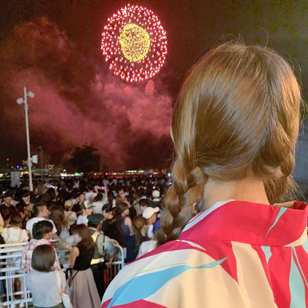 山本瑠香 先日 初めてみなとこうべの花火大会に行ってきました 友達が彼女感のある写真とってくれた 笑 浴衣は今年新しく買ってもらったもの レトロな柄が可愛くて一目 Wacoca Japan People Life Style