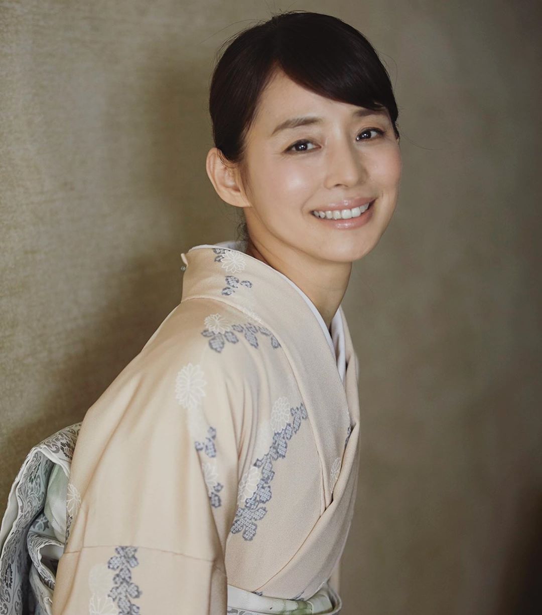 石田ゆり子 美しいキモノ の 撮影にて 着物を着ると 心の奥深くから じんわりと 幸せな気持ちになります 今回も 本当に素敵な 美しい着物を 着せていただきました 感 Wacoca Japan People Life Style