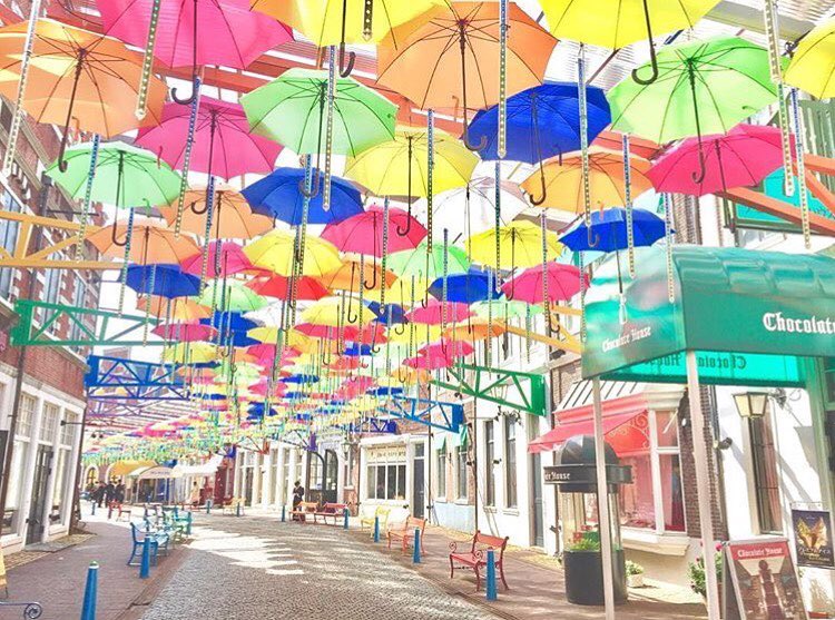 Retrip Nippon Retrip ハウステンボス ハウステンボスにある約130メートルの通り アンブレラストリート 7色のカラフルな傘に彩られたスポットで 約1 000 本 Wacoca Japan People Life Style