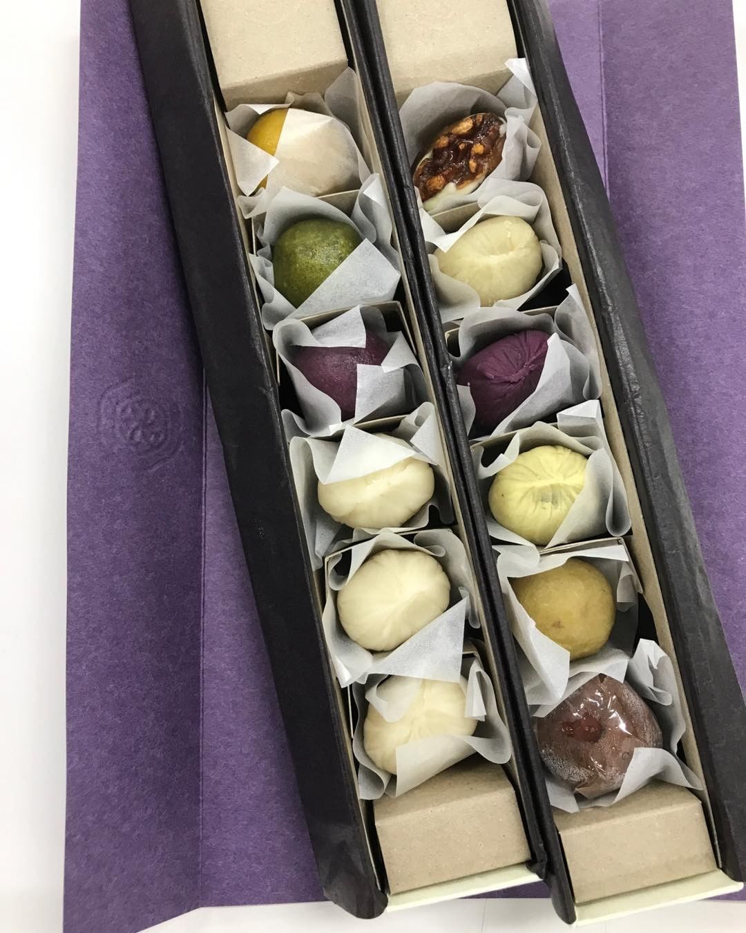 Creamagazine Higashiyaのひと 口果子は 人気の棗バターに加え 24節気ごとの節季タイプがあります 9月6日までは処暑の時期 氷重 こおりかさね と呼ばれる薄荷餡にワ Wacoca
