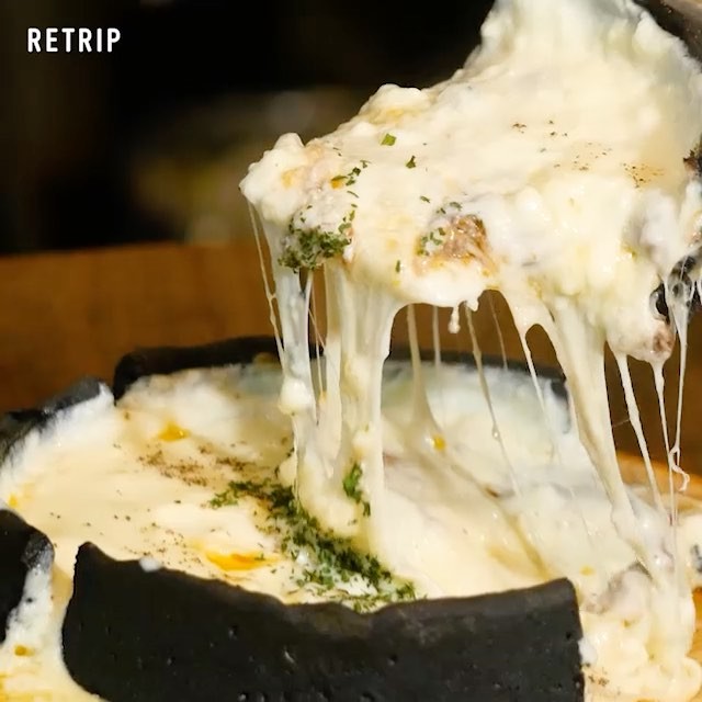 Retrip Gourmet Retrip Movies シカゴピザ 東京 渋谷にあるダイニングバー Untitled アンタイトル では 黒生地にたっぷりチーズがのせられた 黒生地の Wacoca