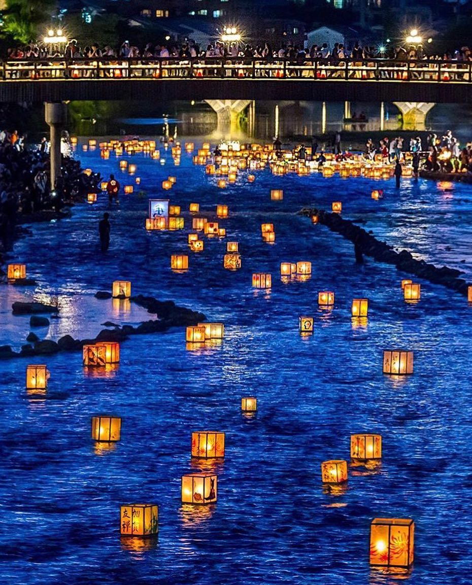 Retrip Nippon Retrip 絶景 今年で67回を迎えた金沢百万石祭 初日である1日には 浅野川で加賀友禅灯篭流しが行われました 川の上に浮かぶ灯篭が幻想的な景色を作り出し Wacoca Japan People Life Style