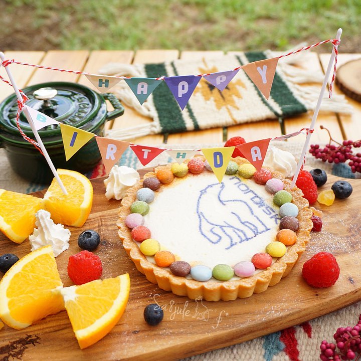 Hinatagohan キャンプで祝う バースデーケーキ 旦那さんの誕生日に作ったというバースデーケーキは ノルディスクのマークが入ったチーズ ケーキ カッティングボード上のフ Wacoca Japan People Life Style