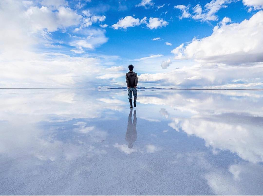 Retrip Global Retrip ウユニ塩湖 ボリビアにある ウユニ塩湖 青い空と雲が水面に反射して 一面に広がる景色はとても美しいですよね お昼のほか 夕暮れ時などもまた Wacoca Japan People Life Style