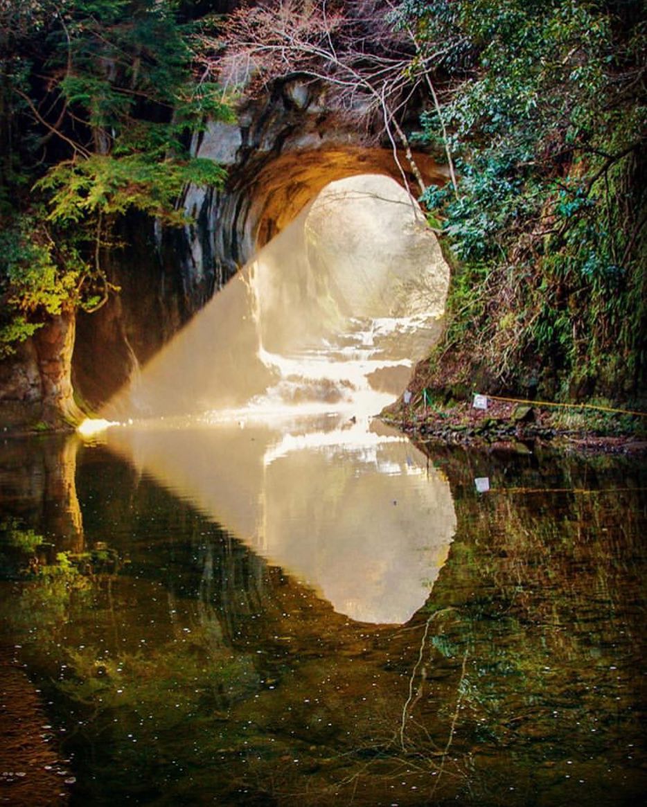 Retrip News Retrip 千葉 千葉県にある 濃溝の滝 亀岩の洞窟はご存知ですか こちらは大自然を満喫しながら神秘的な景色が見られる絶景スポットなんです 季節や光が差し Wacoca Japan People Life Style