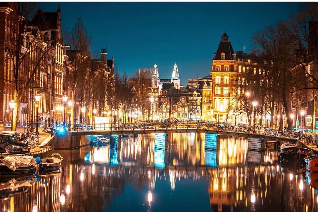 Retrip Global Retrip オランダ オランダの首都 アムステルダム 可愛くてお洒落な街並みが人気のこの場所ですが 実は夜景も綺麗なんです 運河に反射する光がまた 美しい Wacoca Japan People Life Style