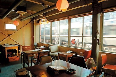 Cotrip 雑居ビルに潜む電車が見える大阪のカフェ Cafe Bar Marble ビルの階段を上がると ユーズド家具が置かれたレトロな空間が広がり さらに大きな Wacoca